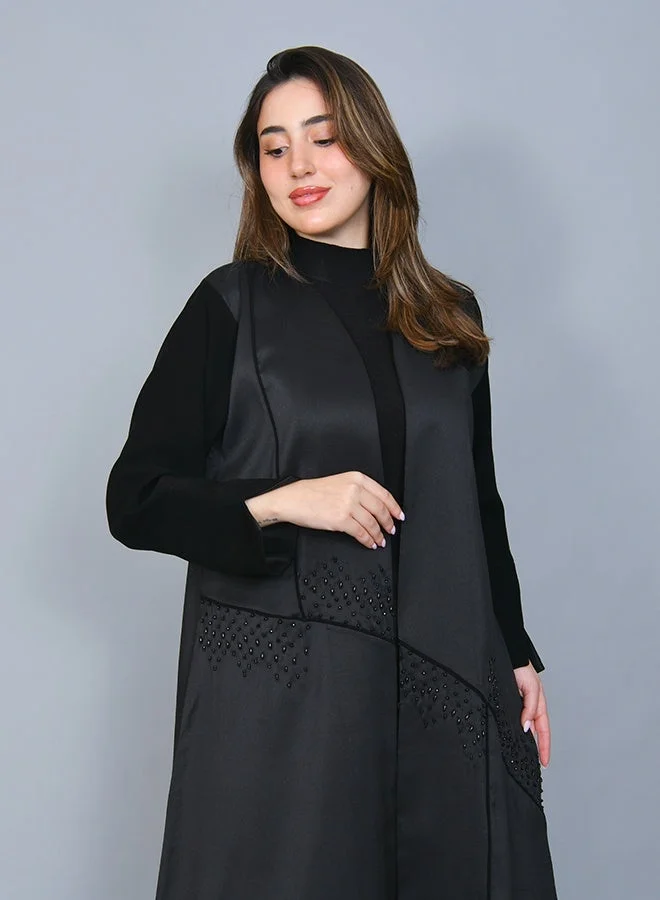HAWRAA ABAYA Elegant black abaya with a refined cloche silhouette, embellished with delicate diagonal beadwork